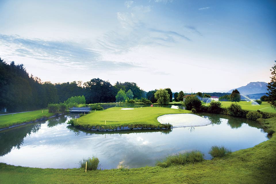 Das Inselgrün des Clubs stellt Golfer vor eine Herausforderung und erfordert ein präzises Spiel. (Quelle: GC Berchtesgadener Land)