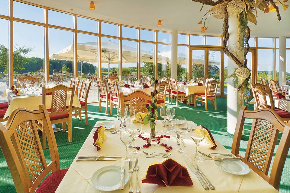 Im Panoramarestaurant können Sie sich kulinarisch verwöhnen lassen und den Ausblick genießen. (Quelle: GC Berchtesgadener Land)