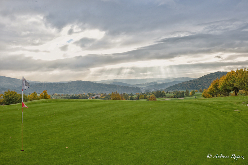 Der Golfclub Dillenburg lädt zu einer traumhaften Golfrunde ein. (Quelle: Andreas Rogocz)