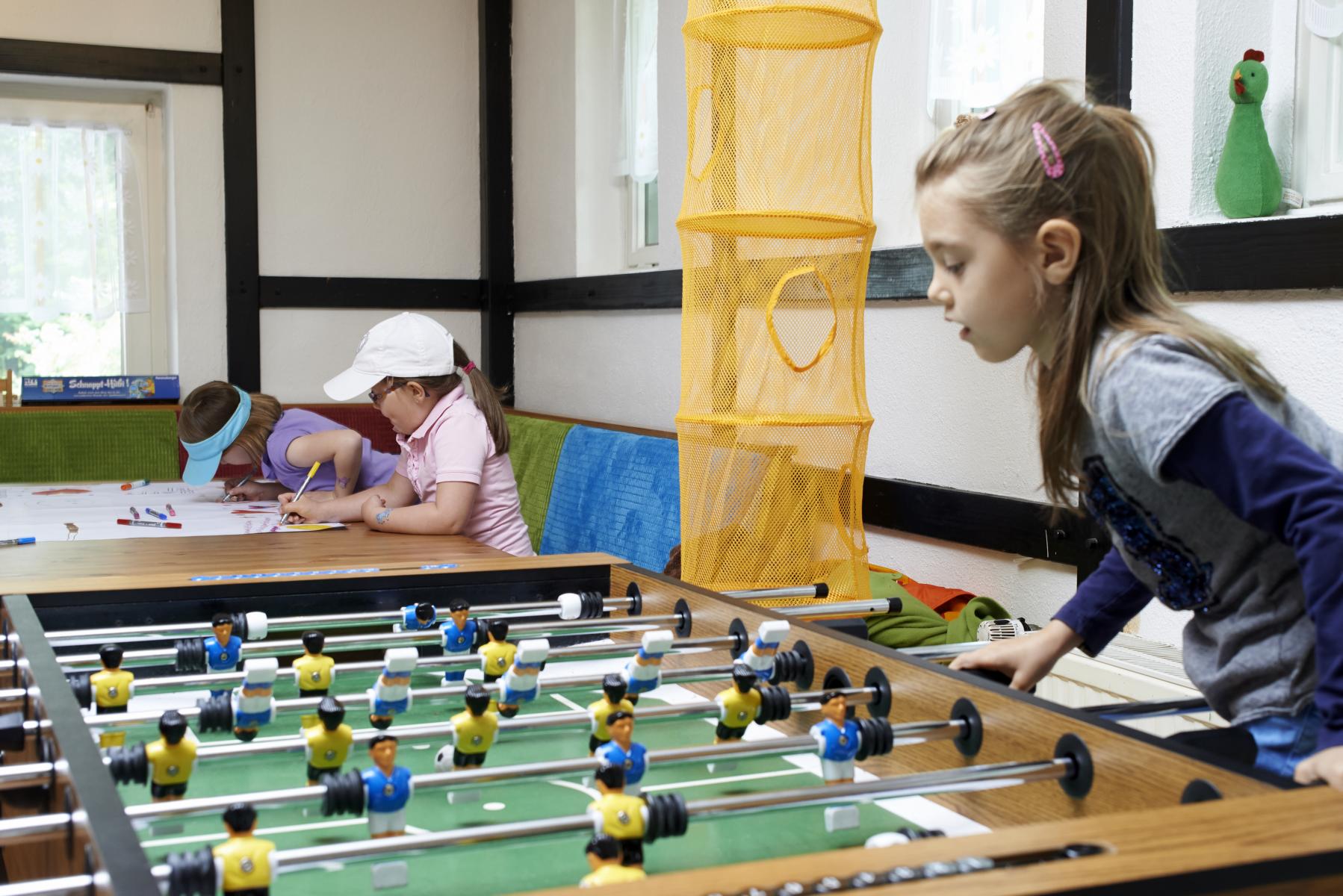 Die Kinder werden beschäftigt während die Eltern golfen.