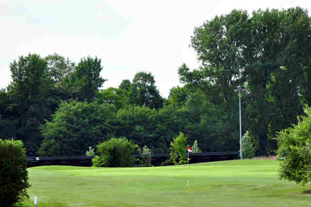 Viele Büsche und Bäume zieren die Fairways am Golfclub Schloß Horst (Quelle: Golfclub Schloss Horst)