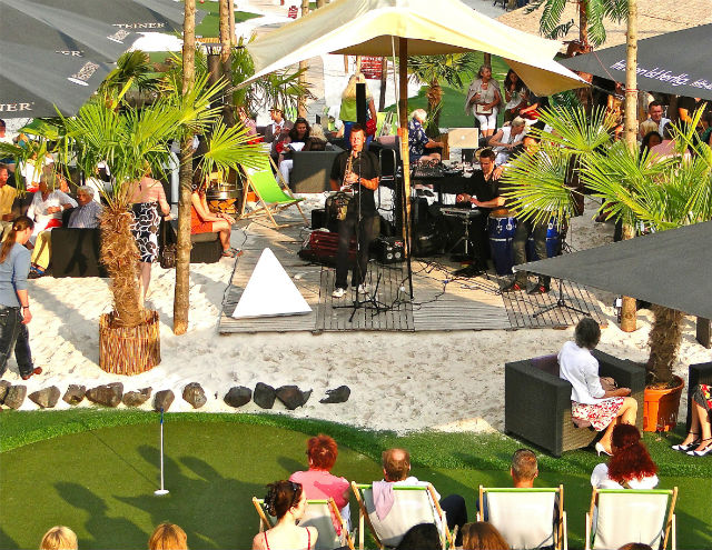 Im Sommer gibt es Live-Music und gute Laune. (Foto: Golf Lounge Hamburg)