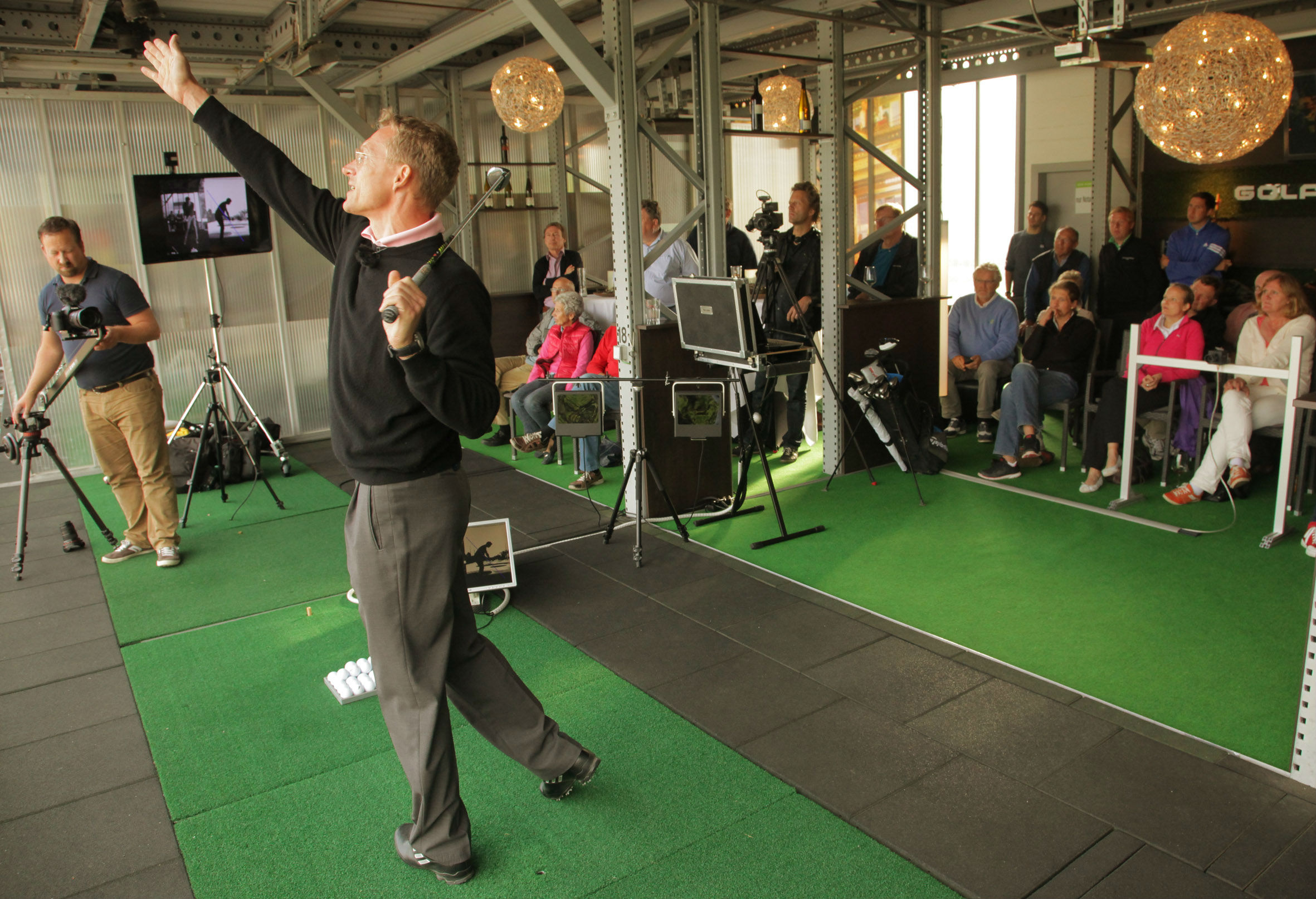 Gemeinsam lernt man mehr. Gruppentraining in der Golf Lounge. (Foto: Golf Lounge Hamburg)