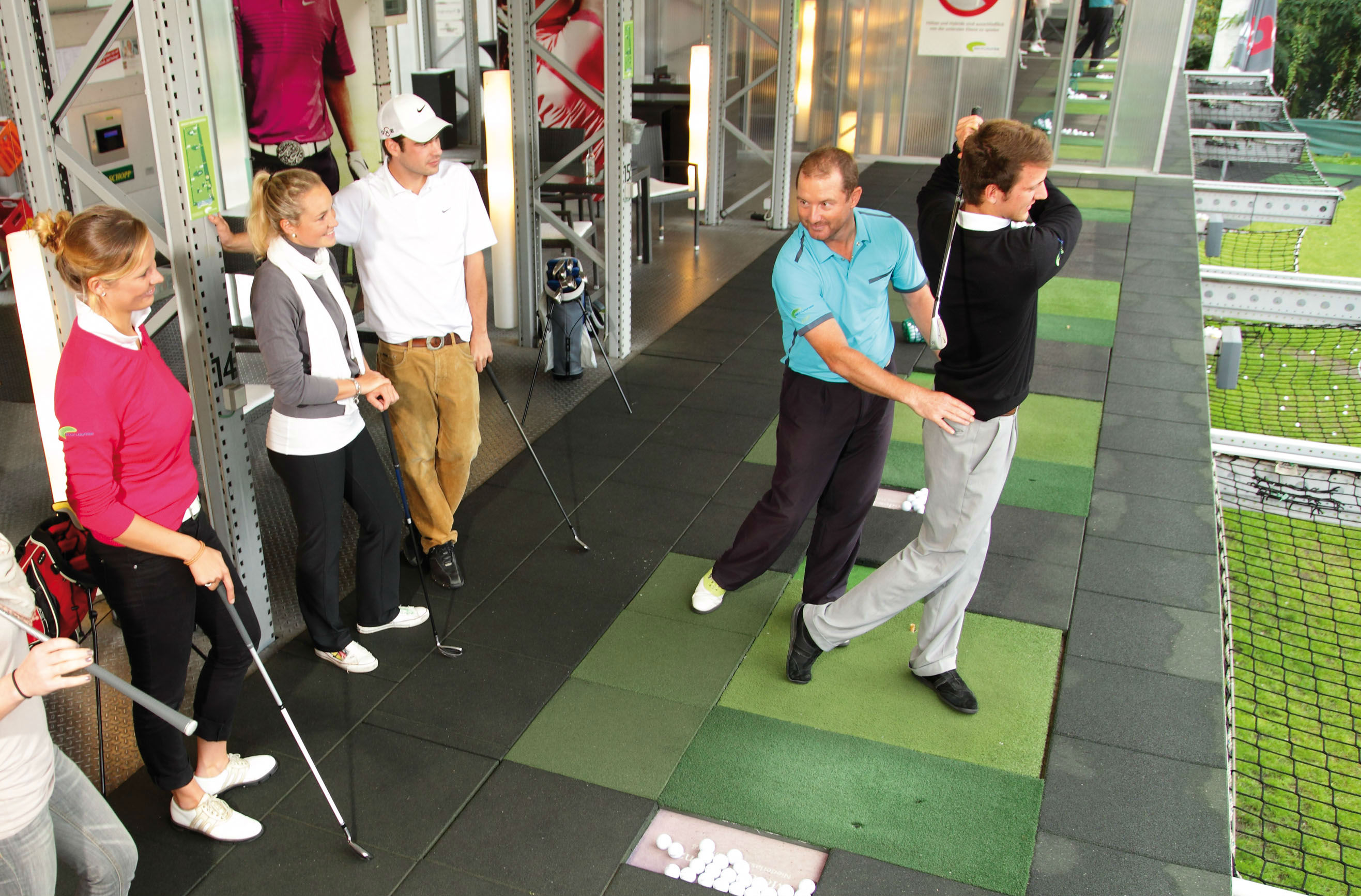Zusehen und Lernen. Fachkundige Pros zeigen die beste Technik. (Foto: Golf Lounge Hamburg)