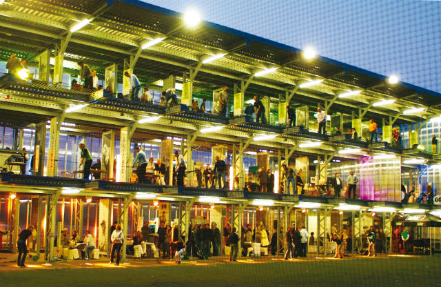 Sobald es dunkel wird, kommt das Flutlicht zum Einsatz. (Foto: Golf Lounge Hamburg)