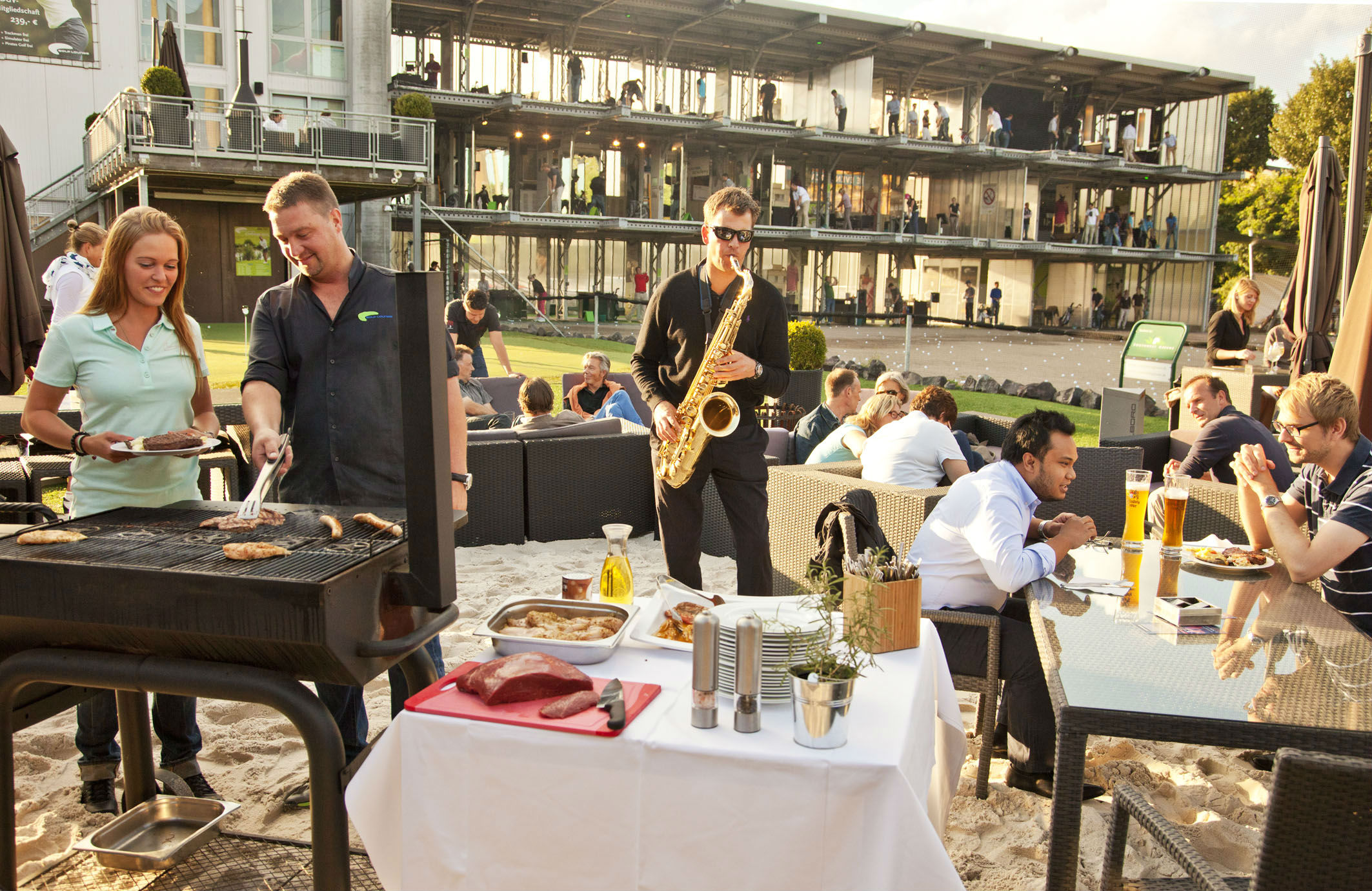 Echte Beachparty Atmosphäre in der Golf Lounge Hamburg. (Foto: Golf Lounge Hamburg)