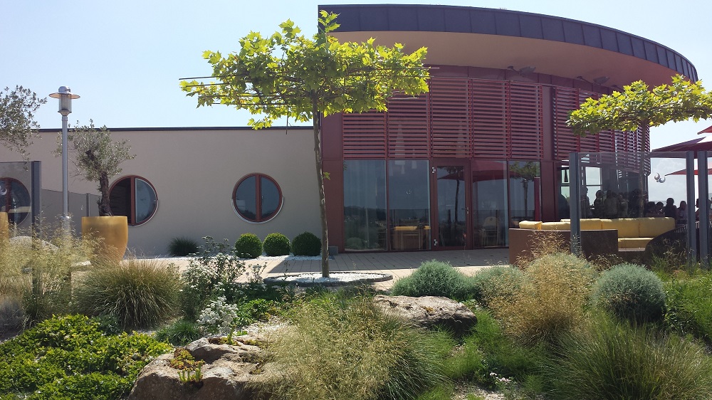 Nach der Runde können Sie sich im gemütlichen Clubhaus erholen und Ihre Schläge Revue passieren lassen. (Quelle: Panorama Golf Passau)