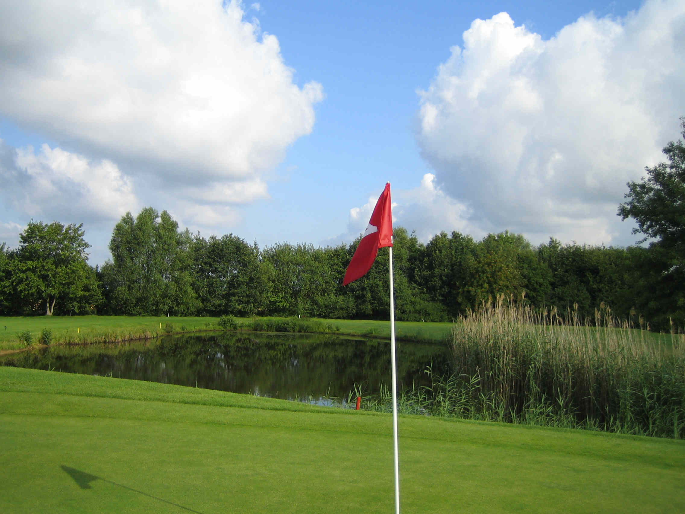 Das Grün wird geschützt von einem großen Teich. (Foto: GC Grevenmühle)