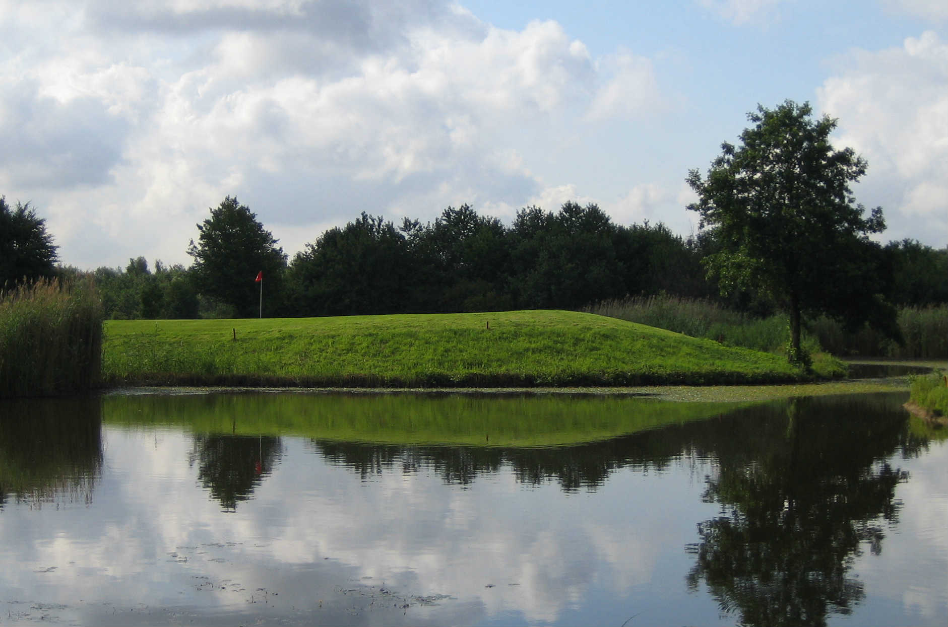 Im Wasser um Grün 1 ist schon der ein oder andere Ball verloren gegangen. (Foto: GC Grevenmühle)