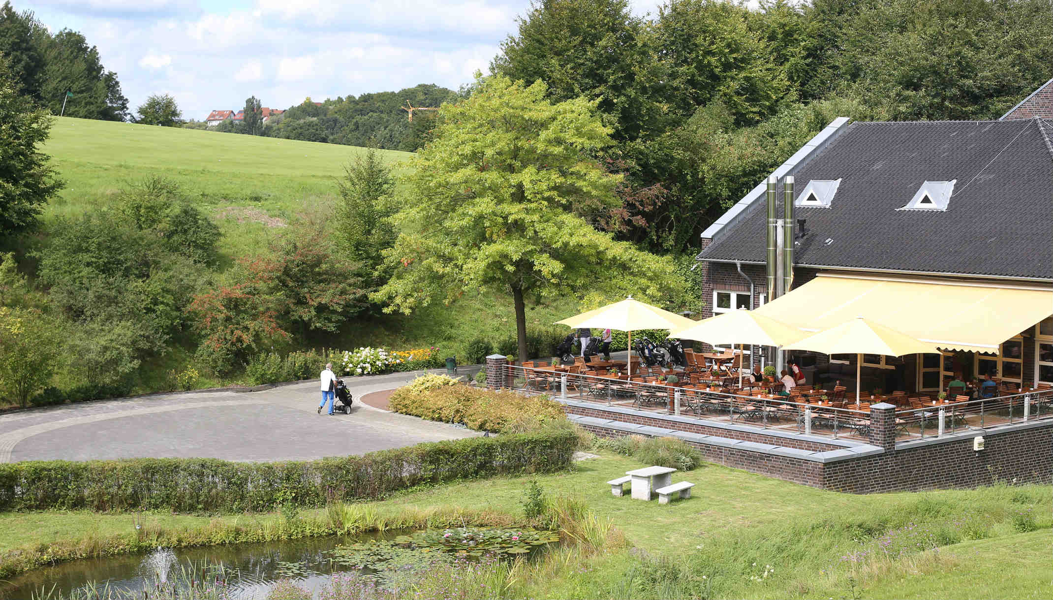 Das Restaurant mit Terrasse des GC Grevenmühle lädt zum Verweilen ein. (Foto: GC Grevenmühle)
