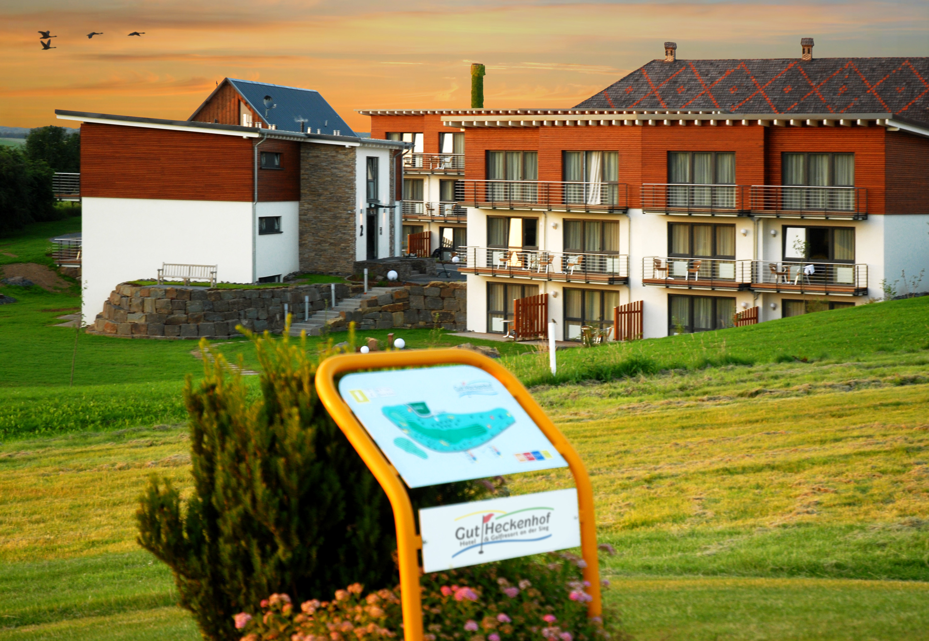 Das dazugehörige Hotel bietet Golfern eine platznahe Unterkunft. (Foto: Gut Heckenhof)