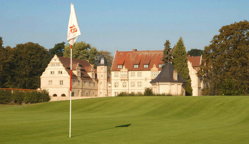 Loch 18 vom Hamelner Golfclub Schloss Schwöbber bietet einen wundervollen Ausblick auf das Schloss. (Quelle: Hamelner Golfclub Schloss Schwöbber)
