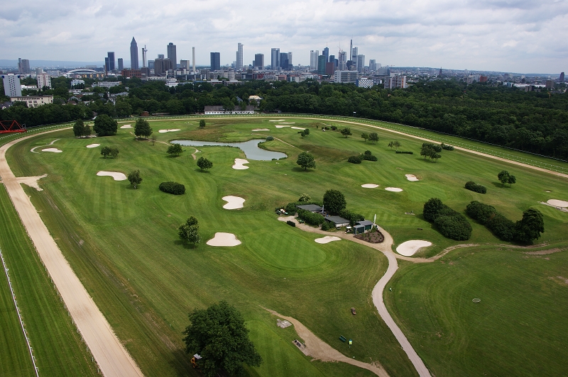 Hier zu sehen: Die Golfanlage Rennbahn Frankfurt Niederrad mit der Frankfurter Skyline. (Bild: Golfanlage Rennbahn Frankfurt Niederrad)