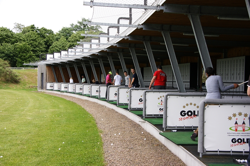 Auf der Driving Range kann fleißig trainiert werden. (Bild: Golfanlage Rennbahn Frankfurt Niederrad)