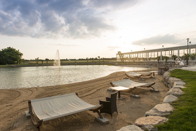 Hier zu sehen: Der Badeteich mit Sandstrand - zur idealen Entspannung nach der Runde. (Foto: Golfpark Biblis-Wattenheim)