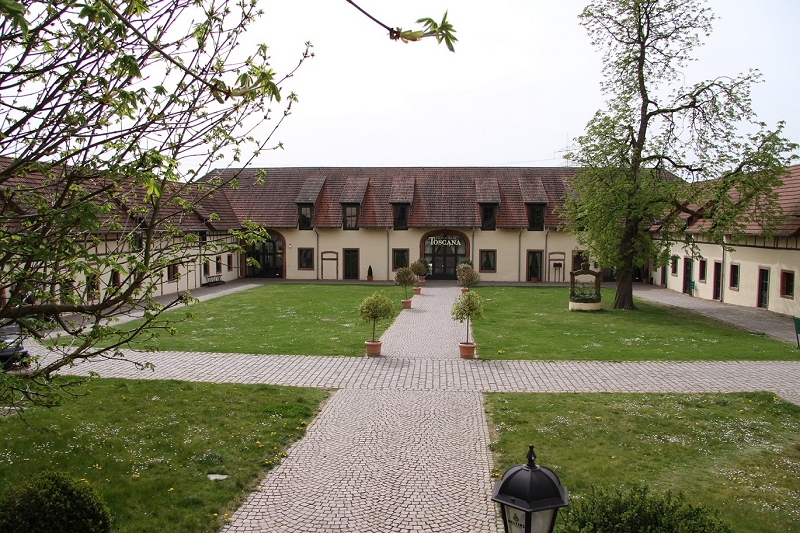 Das Hofgut Trages aus dem 14. Jahrhundert liegt am Rande des Naturparks Hessischer Spessart. (Foto: Golfpark Trages)