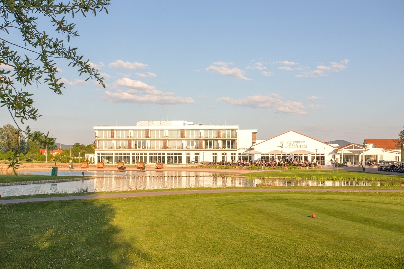 Hier können Sie einen Blick auf das Hotel erhaschen. (Foto: Golfresort Gernsheim)