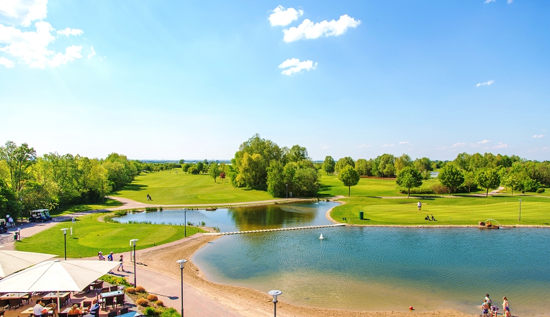Vom Hotelzimmer aus können Sie den Blick auf den Badeteich genießen. (Foto: Golfresort Gernsheim)