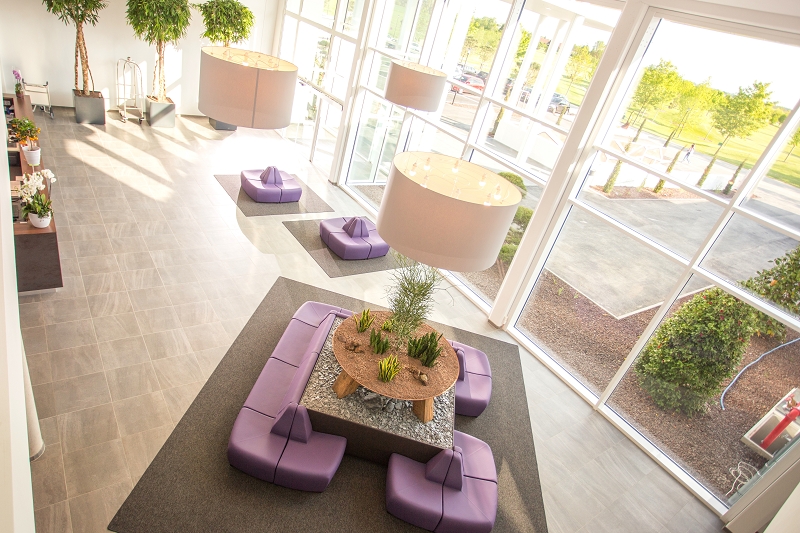 Hier zu sehen: Die Hotel-Lobby mit Empfangsbereich. (Foto: Golfresort Gernsheim)