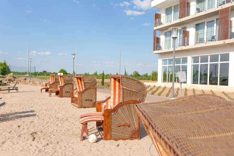 Am Sandstrand mit Sandkörben können Golfer nach der Runde entspannen und die Seele baumeln lassen. (Foto: Golfresort Gernsheim)