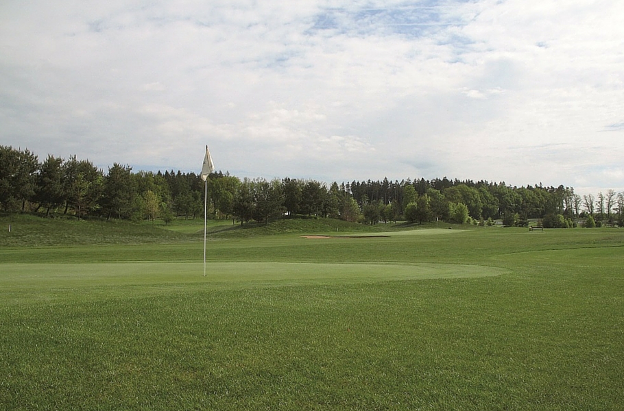 Münchner Golf Eschenried, Pay & Play Platz Gut Häusern, Loch 1. (Bild: Golfplatz Gut Häusern)