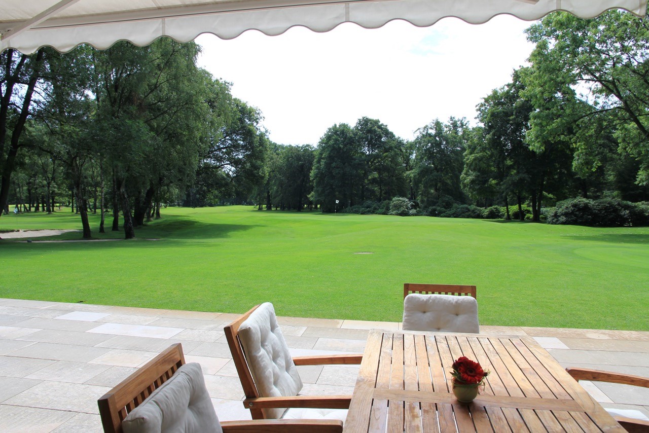 Ein Blick von der Clubhausterrasse. (Foto: Niederrheinischer Golfclub Duisburg) 