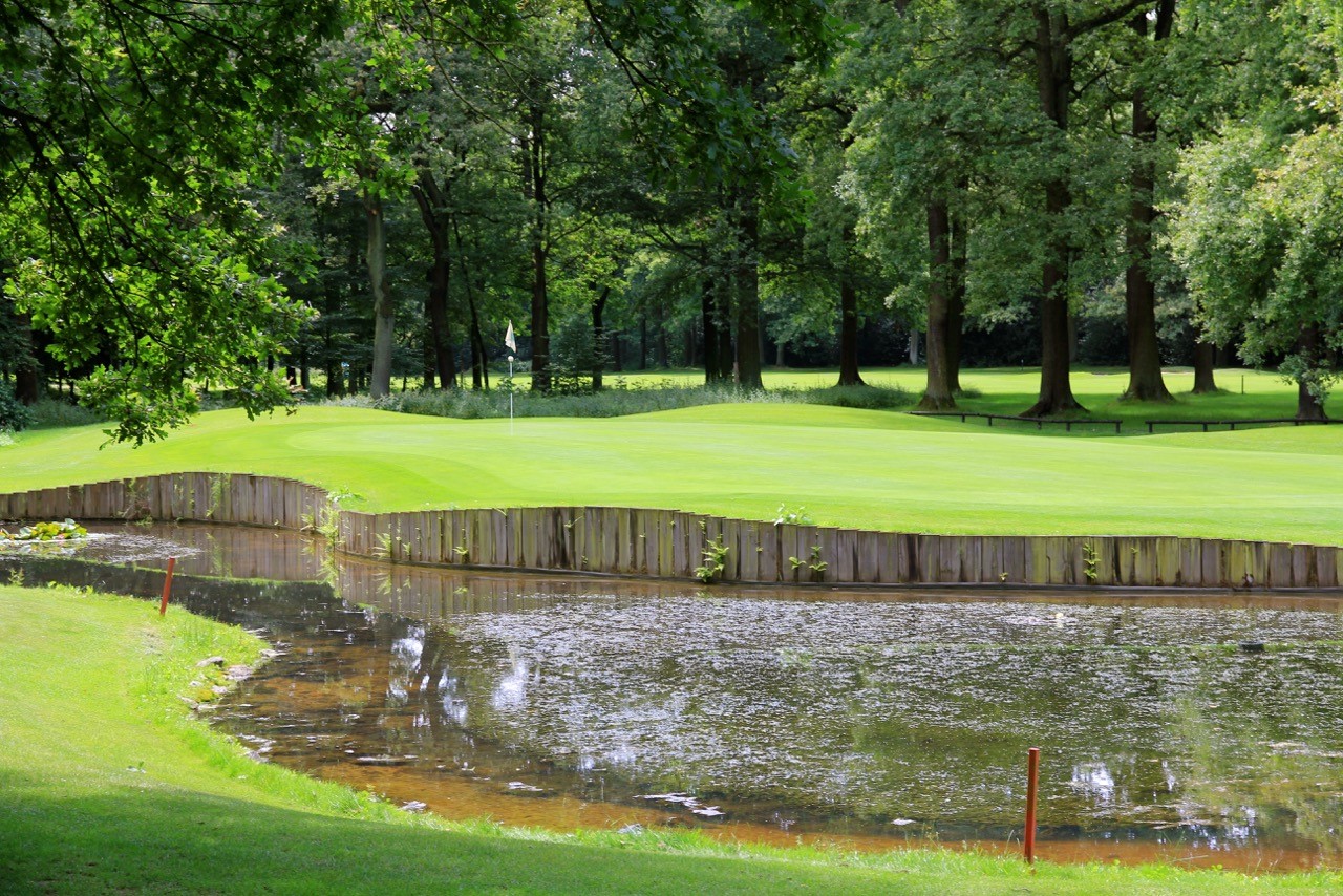 Viel Wald und schöne Hindernisse auf und um die Fairway. (Foto: Niederrheinischer Golfclub Duisburg) 