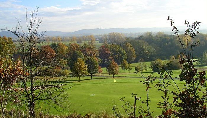Ein idyllischer Blick auf den Golf Club Kronach