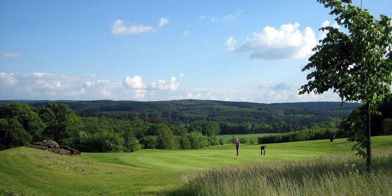 Der  Golfclub Möhnesee erstreckt sich über 5963 Meter und liegt auf 270 Metern Höhe. Der Ausblick auf den Haarstrang und den Möhnesee ist einmalig.