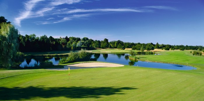 An einem Blinden Loch ist die Fahne vom Abschlagplatz aus nicht zu sehen.  (Foto: Golfplatz Meerbusch)
