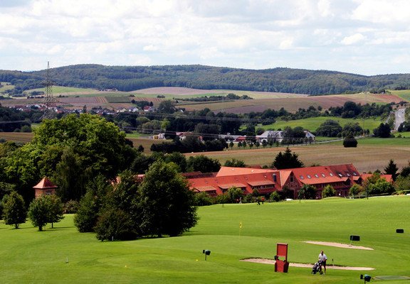 9-Lochplatz mit anliegendem Hotel