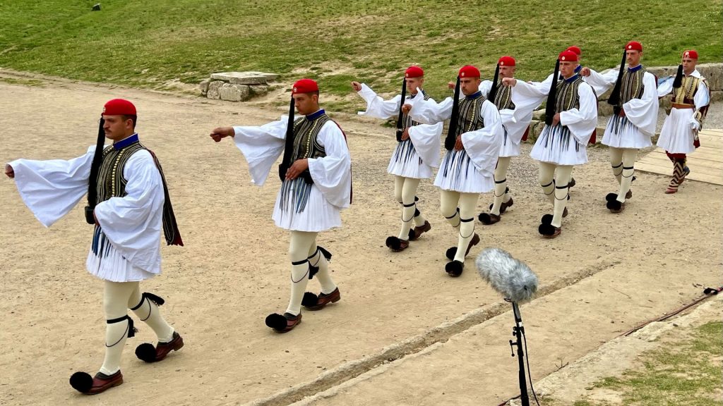 Die griechische Präsidialgarde marschiert in Olympia. (Foto: Jürgen Linnenbürger)