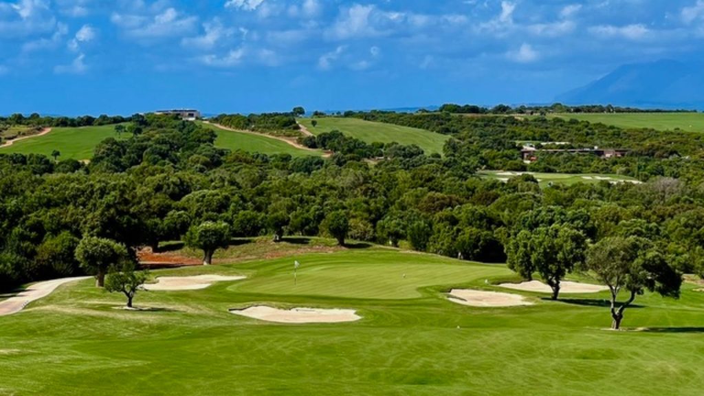 Ein malerischer Blick auf den Golfplatz der Internationalen Olympischen Akademie. (Foto: Jürgen Linnenbürger)