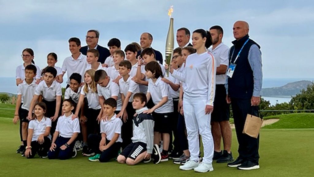 Junge Athletinnen und Athleten mit der Olympischen Fackel in Navarino. (Foto: Jürgen Linnenbürger)