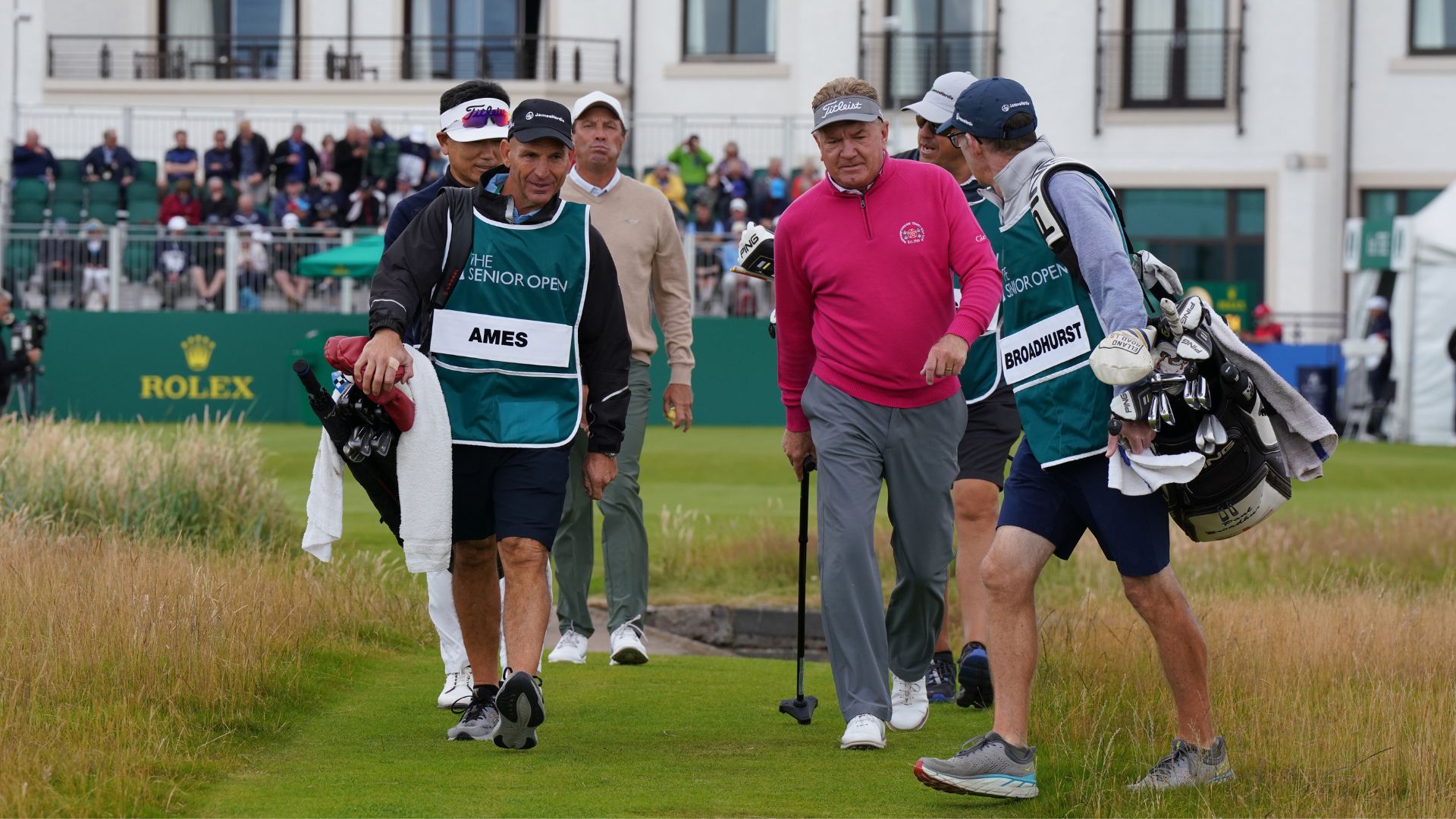 Senior British Open: Paul Broadhurst verlässt den ersten Abschlag in Carnoustie mit einem Gehstock. (Foto: Getty)