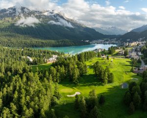 Blick auf den Kulm-Platz und den St. Moritzersee (Foto Kulm James Hogg)