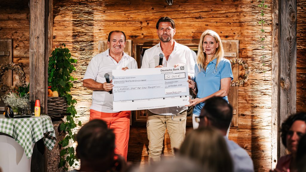 Laureus Markenbotschafter Roman Weidenfeller nimmt die Spenden aus den Vorrunden in Höhe von 52.040 € an die 'Laureus Sport for Good Foundation' entgegen. (Foto: Mercedes-Benz)