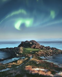 Golfen mit Polarlichtern in Norwegen. (Quelle: Lofoten Links)