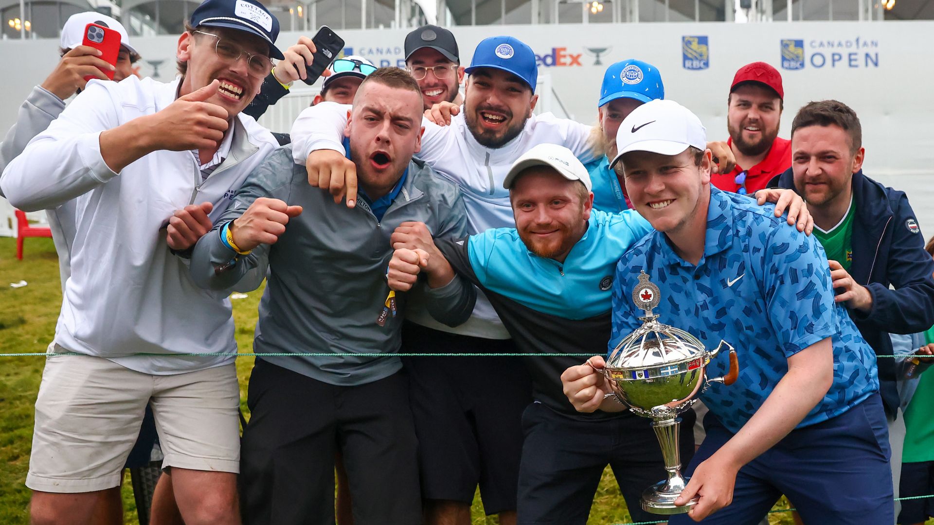 Robert MacIntyre feiert seinen Triumph bei der RBC Canadian Open 2024 mit den Fans. (Foto: Getty)