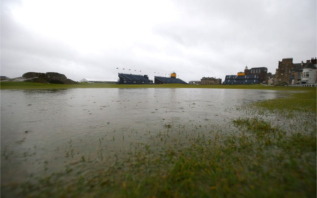 Große und kleine Pfützen können das Golfspiel beschweren. (Quelle: Getty)