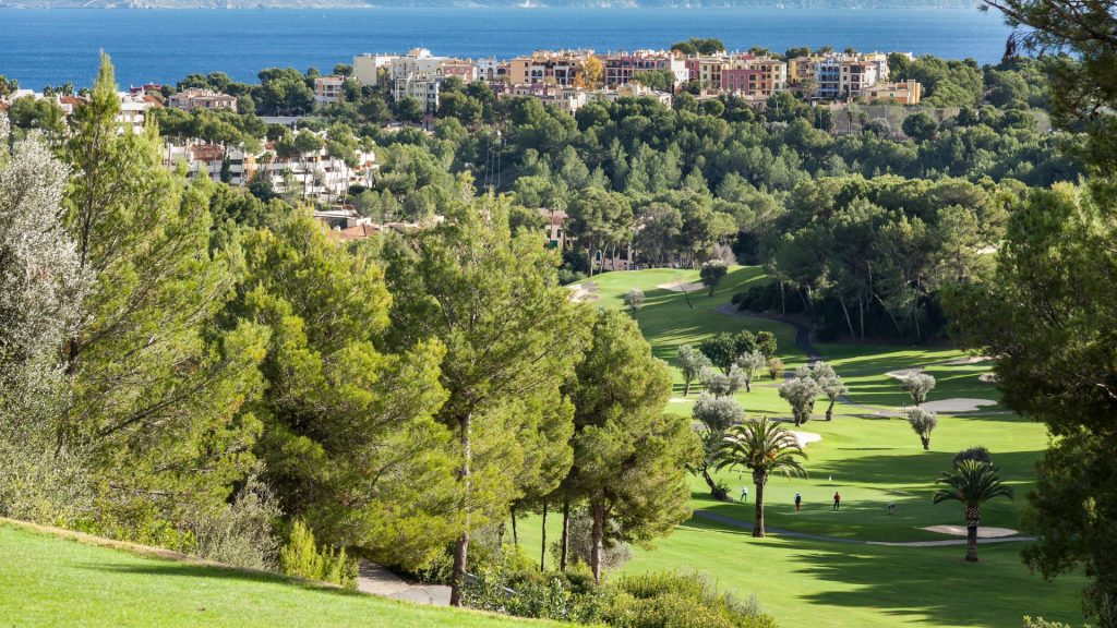 Blick über den Golfplatz Bendinat. (Foto: Lindner Hotel Mallorca Portals Nous)