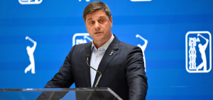 Brian Rolapp stellt im Rahmen einer Pressekonferenz den Zwischenstand des PGA-Tour-Reformprozesses vor. (Foto: Getty)